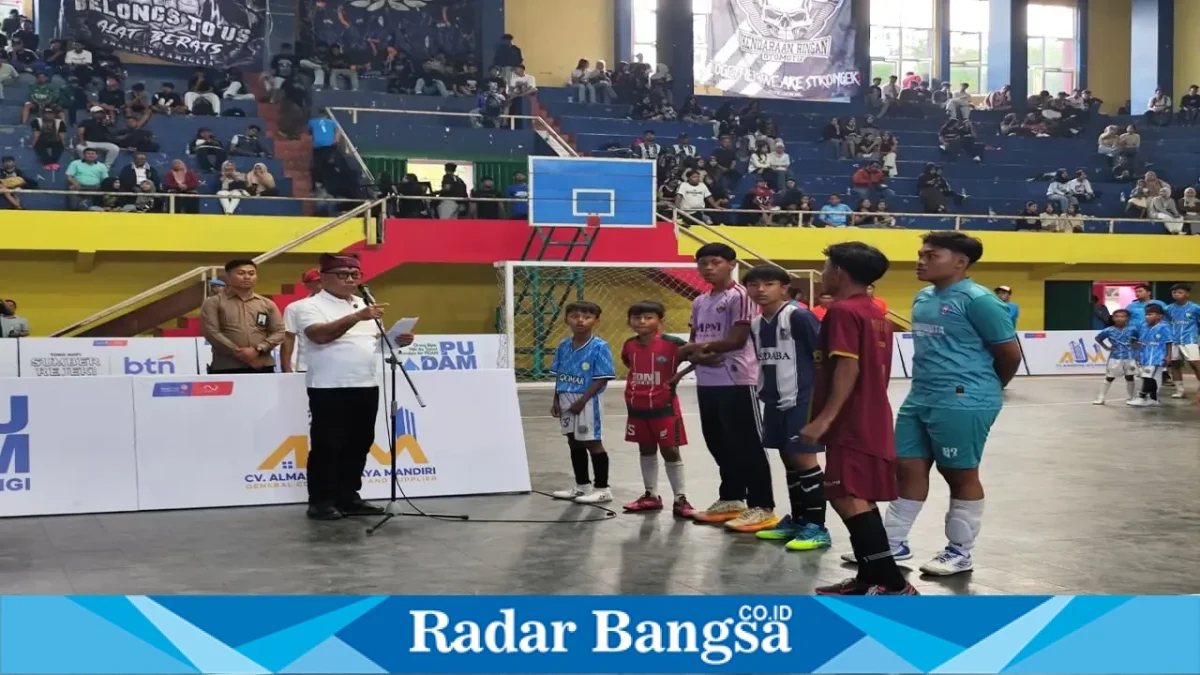 Wakil Bupati Banyuwangi Mujiono membuka Turnamen Futsal Wabup Cup 2026 di GOR Indoor Tawang Alun, Banyuwangi. (Dok. Ho/Pemkab Banyuwangi/RadarBangsa.co.id).