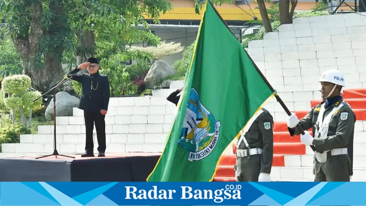 Wakil Bupati Pasuruan Shobih Asrori memimpin upacara peringatan Hari Jadi ke-81 Provinsi Jawa Timur di halaman Kantor Bupati Pasuruan, Senin (12/10/2026). (Dok. Ho/Pemkab Pasuruan)