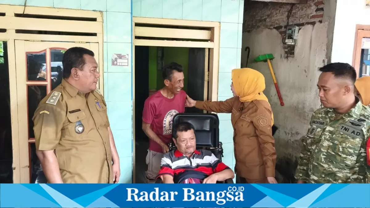 Wabup Sidoarjo Hj. Mimik Idayana menyerahkan bantuan kursi roda kepada Giyono, warga Desa Sumorame, Kecamatan Candi, Senin (26/10/2026). (Dok. Ho/RadarBangsa.co.id)