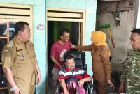 Wabup Sidoarjo Hj. Mimik Idayana menyerahkan bantuan kursi roda kepada Giyono, warga Desa Sumorame, Kecamatan Candi, Senin (26/10/2026). (Dok. Ho/RadarBangsa.co.id)