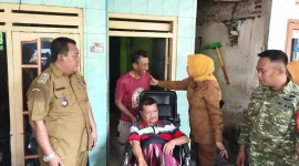 Wabup Sidoarjo Hj. Mimik Idayana menyerahkan bantuan kursi roda kepada Giyono, warga Desa Sumorame, Kecamatan Candi, Senin (26/10/2026). (Dok. Ho/RadarBangsa.co.id)