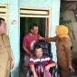 Wabup Sidoarjo Hj. Mimik Idayana menyerahkan bantuan kursi roda kepada Giyono, warga Desa Sumorame, Kecamatan Candi, Senin (26/10/2026). (Dok. Ho/RadarBangsa.co.id)