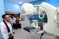 Wamenkes Benjamin Paulus Octavianus meninjau fasilitas pelayanan kesehatan di Banyuwangi. (Dok. Ho/RadarBangsa.co.id).