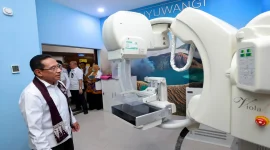 Wamenkes Benjamin Paulus Octavianus meninjau fasilitas pelayanan kesehatan di Banyuwangi. (Dok. Ho/RadarBangsa.co.id).
