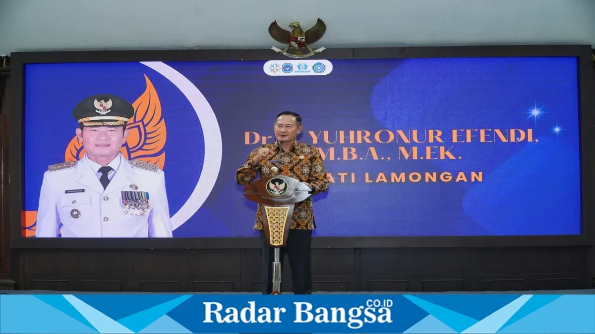 Bupati Lamongan Yuhronur Efendi menghadiri wisuda angkatan VII Sekolah Orang Tua Hebat di Pendopo Lokatantra, Kamis (29/10). (Dok Foto: Ho/RadarBangsa.co.id)