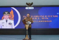 Bupati Lamongan Yuhronur Efendi menghadiri wisuda angkatan VII Sekolah Orang Tua Hebat di Pendopo Lokatantra, Kamis (29/10). (Dok Foto: Ho/RadarBangsa.co.id)