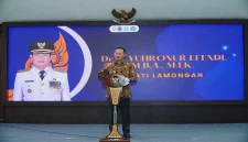 Bupati Lamongan Yuhronur Efendi menghadiri wisuda angkatan VII Sekolah Orang Tua Hebat di Pendopo Lokatantra, Kamis (29/10). (Dok Foto: Ho/RadarBangsa.co.id)