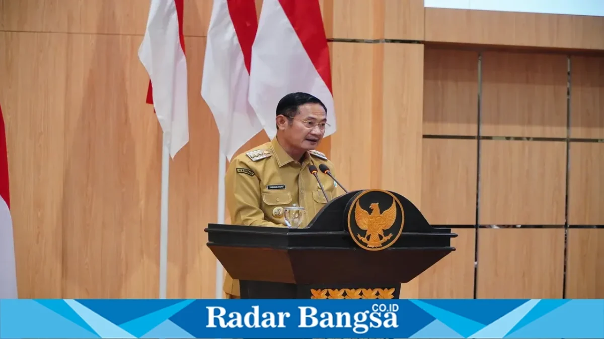 Bupati Lamongan Yuhronur Efendi saat menyampaikan jawaban atas pandangan umum fraksi DPRD terhadap Raperda APBD Tahun Anggaran 2027 di Kantor DPRD Lamongan, Senin (19/10/2026). (Dok. Ho/RadarBangsa.co.id)