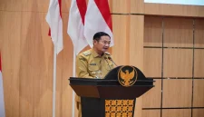 Bupati Lamongan Yuhronur Efendi saat menyampaikan jawaban atas pandangan umum fraksi DPRD terhadap Raperda APBD Tahun Anggaran 2027 di Kantor DPRD Lamongan, Senin (19/10/2026). (Dok. Ho/RadarBangsa.co.id)
